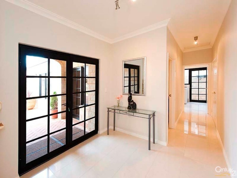 4 Santavea Mews, Halls Head WA 6210