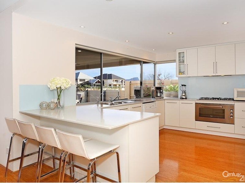 36 Leisure Way, Halls Head WA 6210
