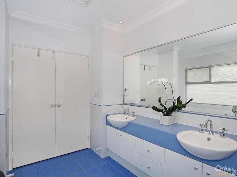 36 Leisure Way, Halls Head WA 6210
