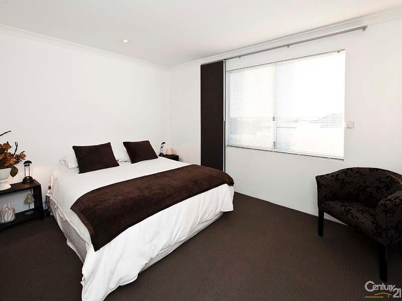 97 Lake Valley Drive, Lakelands WA 6180