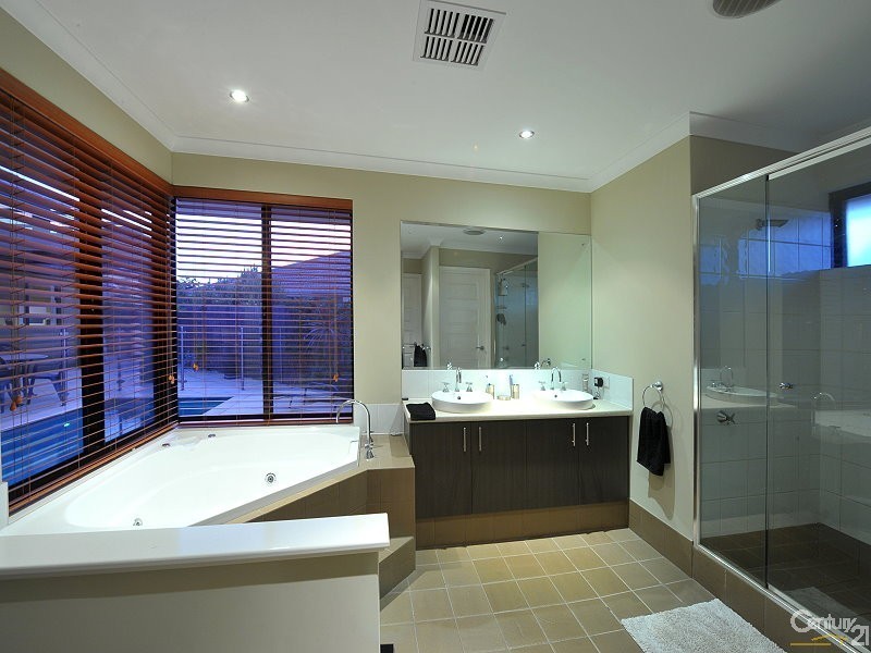 7 Beaufortia Turn, Halls Head WA 6210