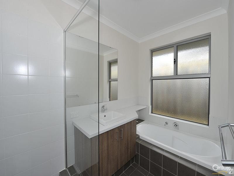 33 Marsdenia Road, Halls Head WA 6210