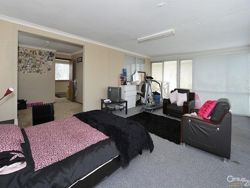 24 Leighton Road East, Halls Head WA 6210