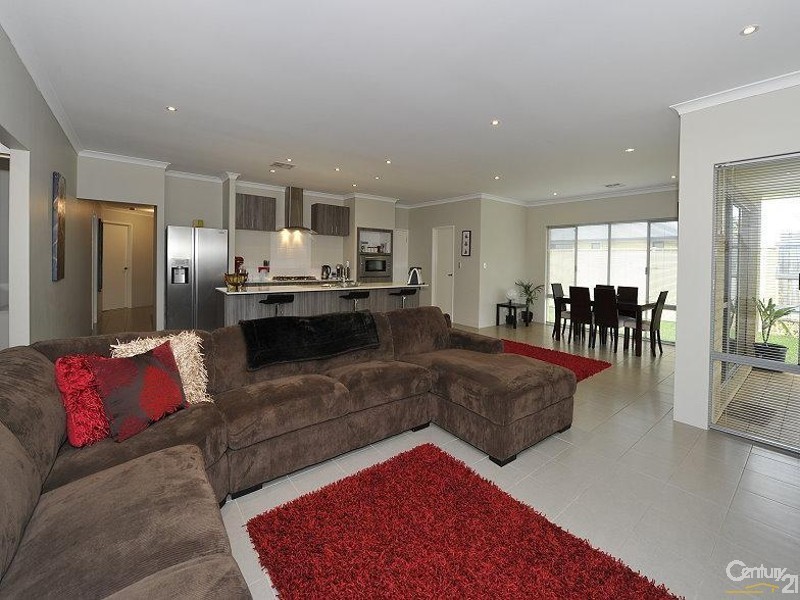 17 Catalina Drive, Lakelands WA 6180