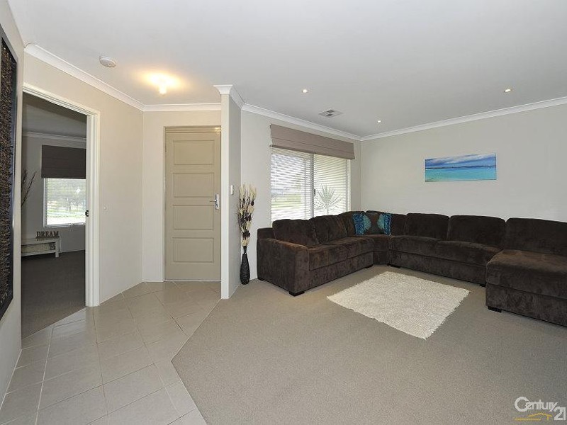 17 Catalina Drive, Lakelands WA 6180