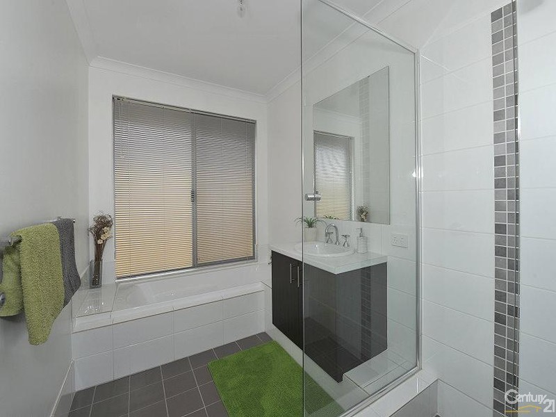 17 Catalina Drive, Lakelands WA 6180