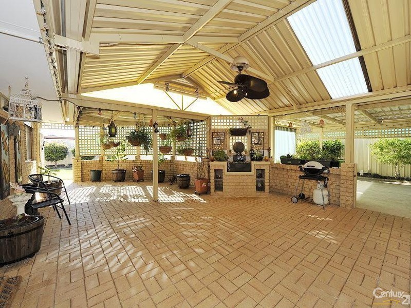 10 Inverness Drive, Meadow Springs WA 6210