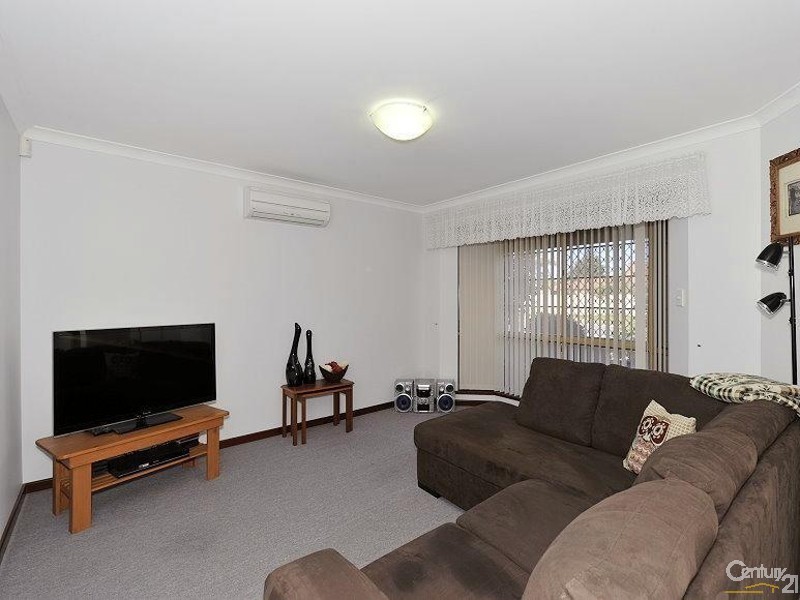 10 Inverness Drive, Meadow Springs WA 6210