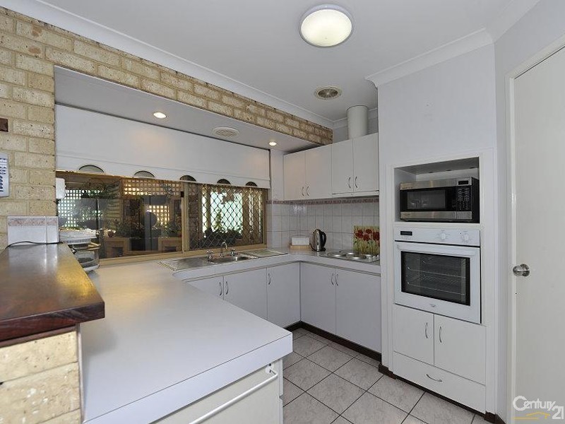 10 Inverness Drive, Meadow Springs WA 6210