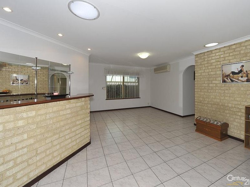 10 Inverness Drive, Meadow Springs WA 6210