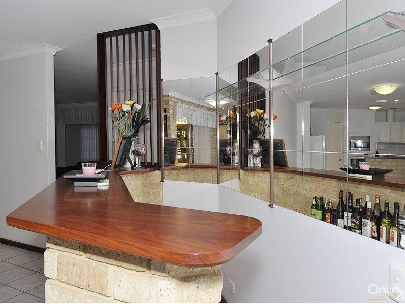 10 Inverness Drive, Meadow Springs WA 6210