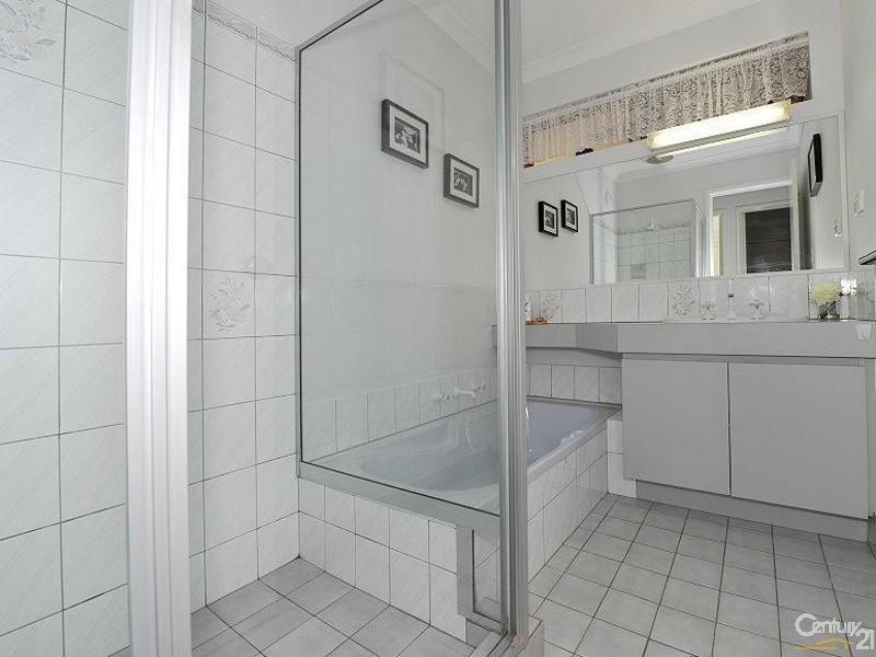 10 Inverness Drive, Meadow Springs WA 6210