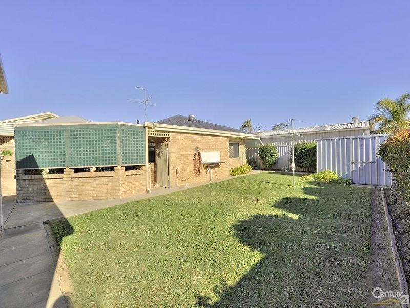 10 Inverness Drive, Meadow Springs WA 6210