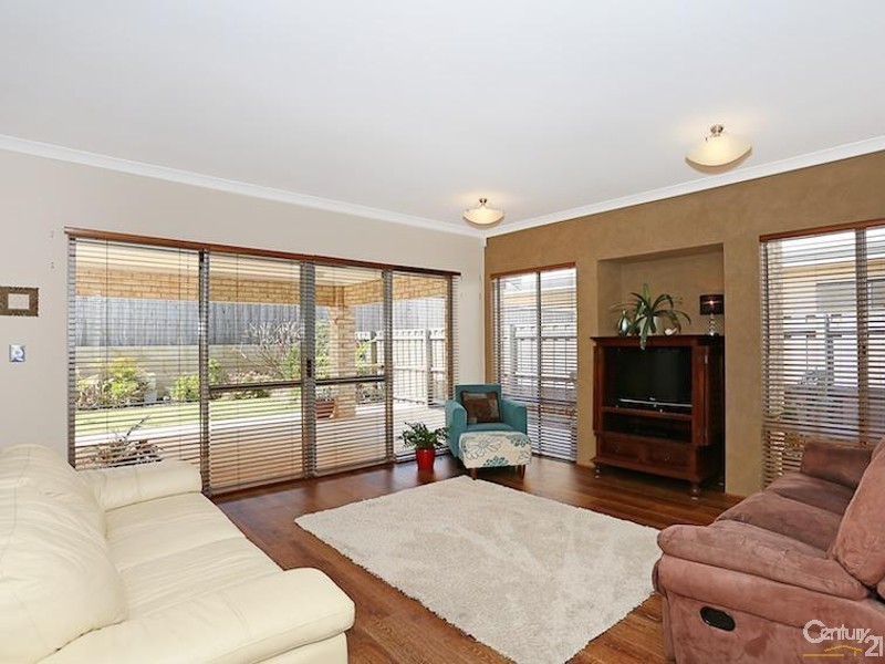 287 Peelwood Parade, Halls Head WA 6210