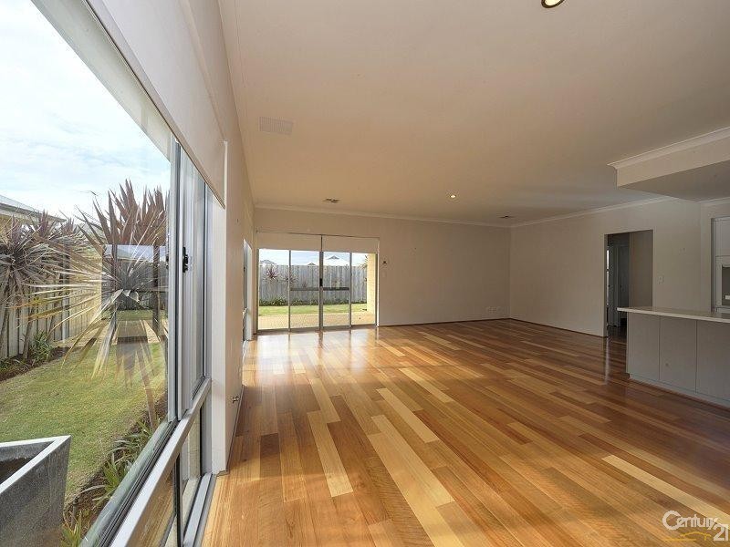33 Marsdenia Road, Halls Head WA 6210