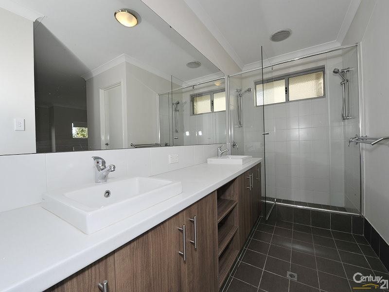 33 Marsdenia Road, Halls Head WA 6210