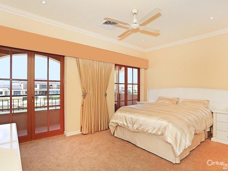 14 Picaroon Place, Halls Head WA 6210