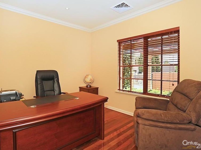 14 Picaroon Place, Halls Head WA 6210