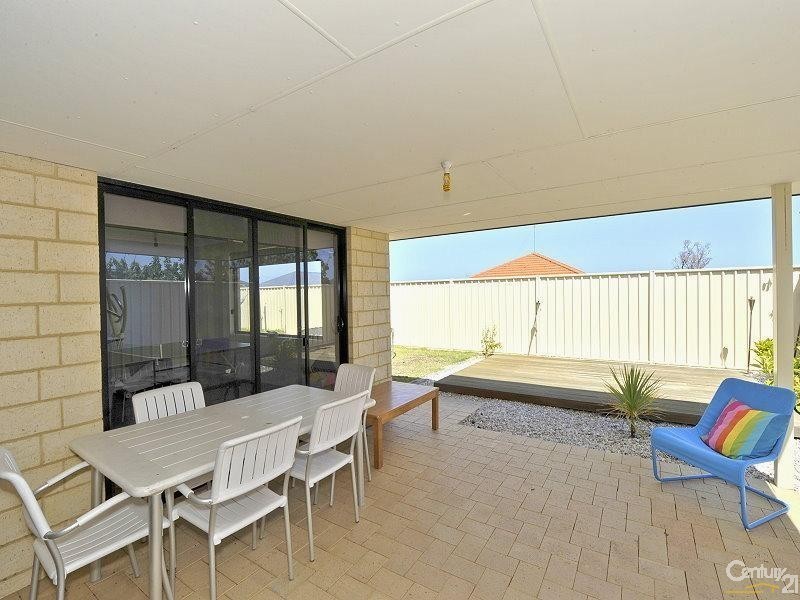 12 Nuchea Vista, Lakelands WA 6180