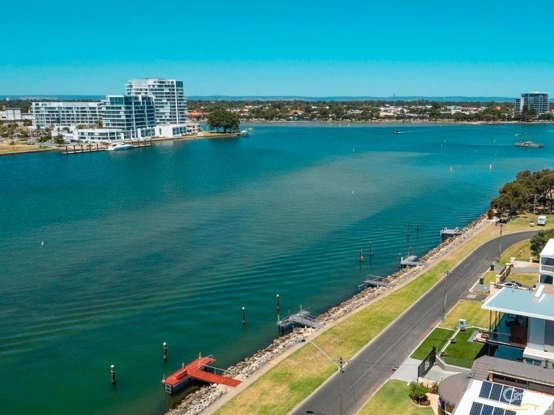 6 Fairbridge Road, Halls Head WA 6210