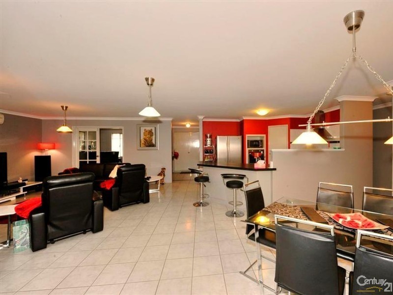 4 Honeyeater View, Dudley Park WA 6210