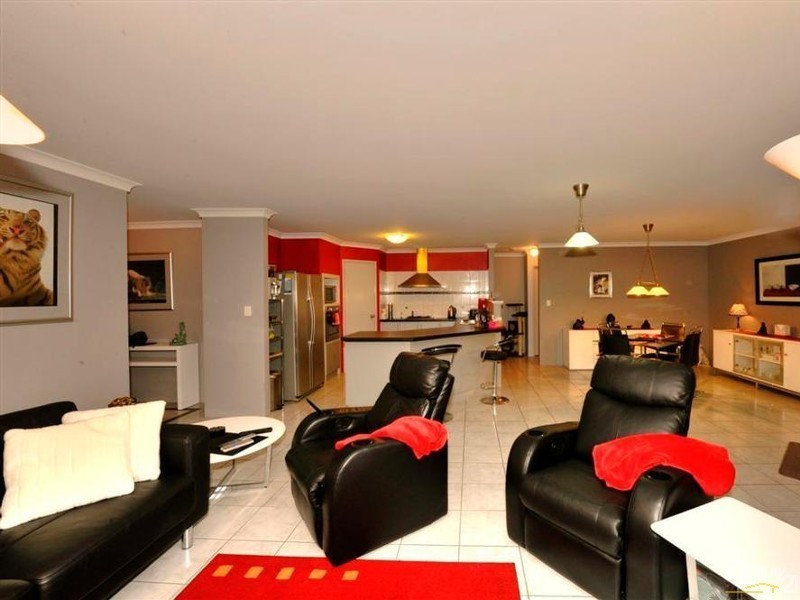 4 Honeyeater View, Dudley Park WA 6210