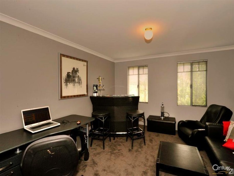 4 Honeyeater View, Dudley Park WA 6210