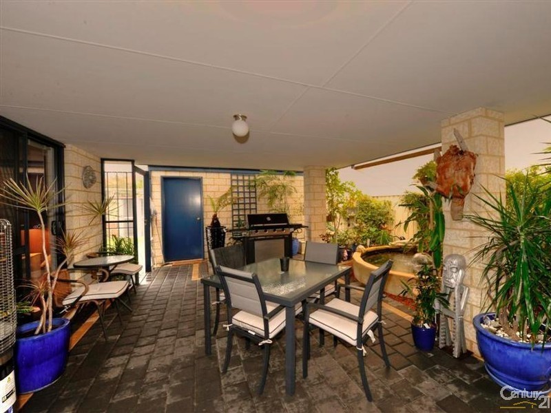 4 Honeyeater View, Dudley Park WA 6210