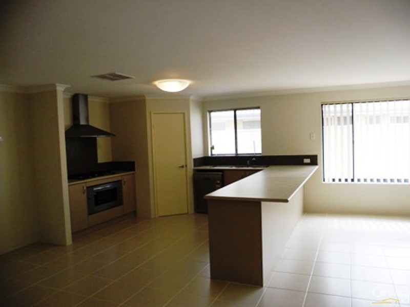 9 Burrill Rest, Lakelands WA 6180