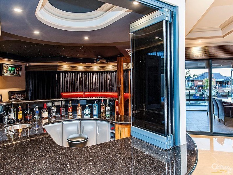 4 Aztec Island Retreat, Halls Head WA 6210