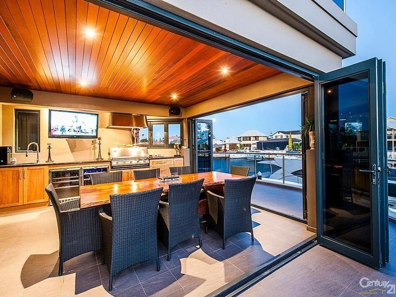 4 Aztec Island Retreat, Halls Head WA 6210