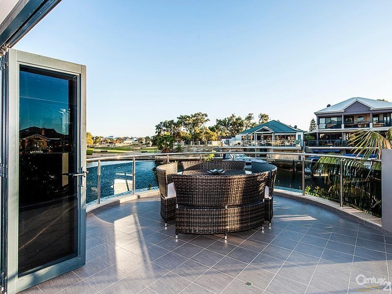 4 Aztec Island Retreat, Halls Head WA 6210