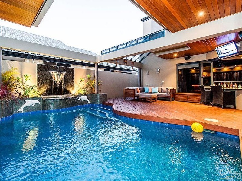 4 Aztec Island Retreat, Halls Head WA 6210