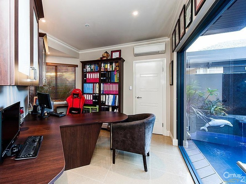 4 Aztec Island Retreat, Halls Head WA 6210