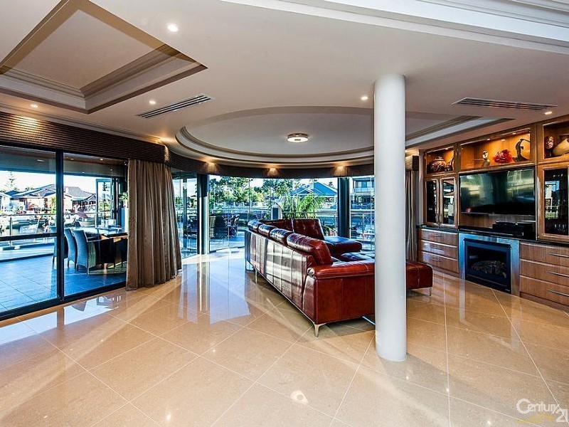 4 Aztec Island Retreat, Halls Head WA 6210