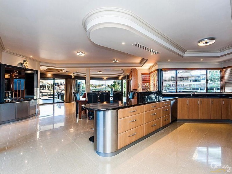 4 Aztec Island Retreat, Halls Head WA 6210