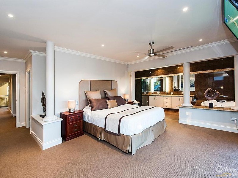 4 Aztec Island Retreat, Halls Head WA 6210