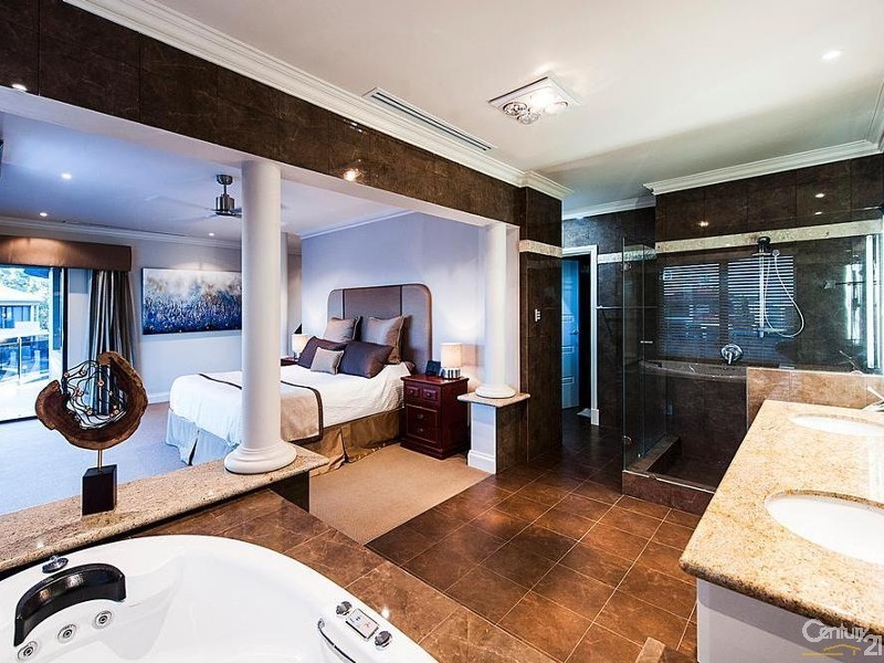 4 Aztec Island Retreat, Halls Head WA 6210