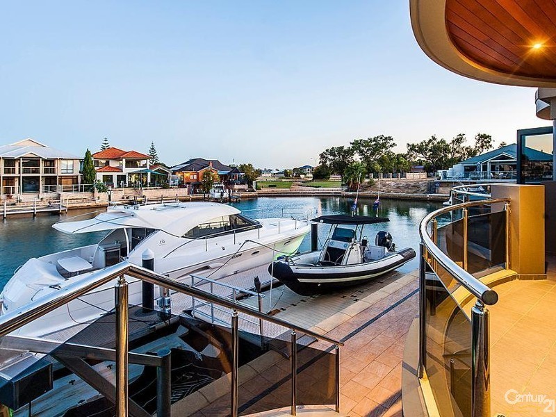 4 Aztec Island Retreat, Halls Head WA 6210