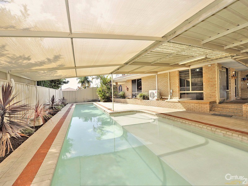 11 Fairway Crescent, Meadow Springs WA 6210