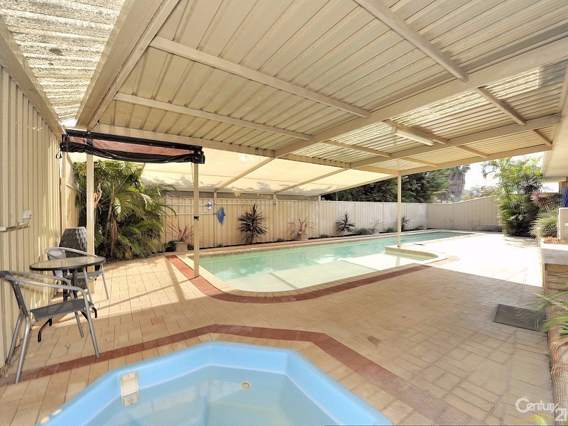 11 Fairway Crescent, Meadow Springs WA 6210