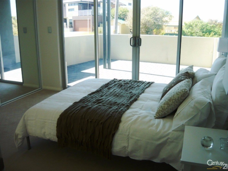 21A Oversby Street, Halls Head WA 6210
