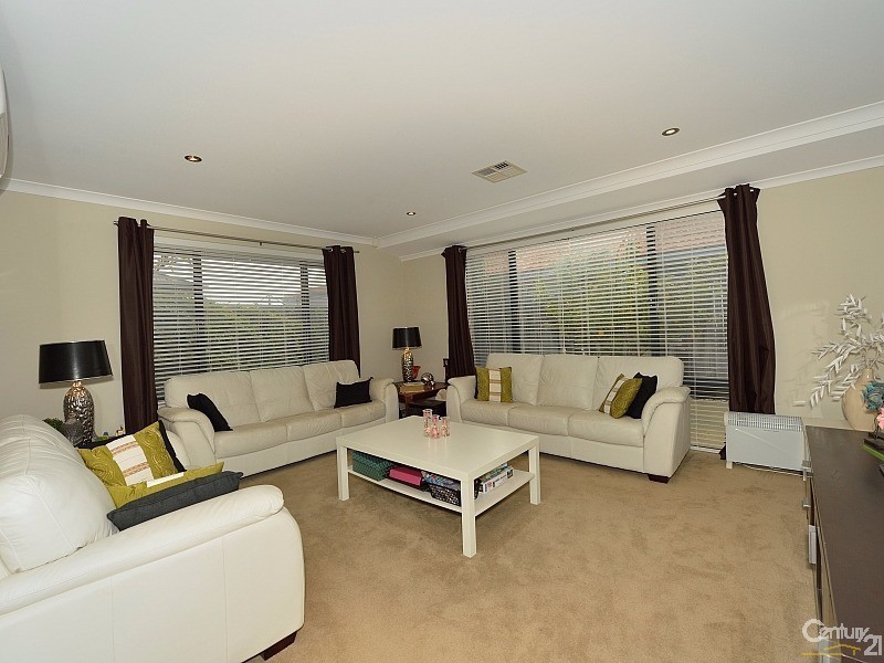 27 Buttercup Parkway, Halls Head WA 6210