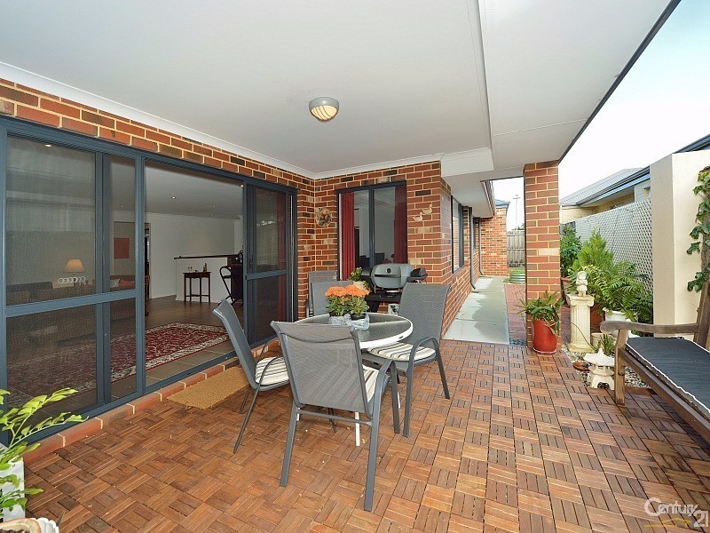 27 Buttercup Parkway, Halls Head WA 6210
