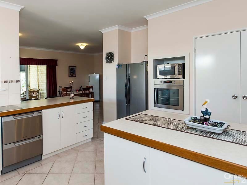 12 Batavia Avenue, Wannanup WA 6210