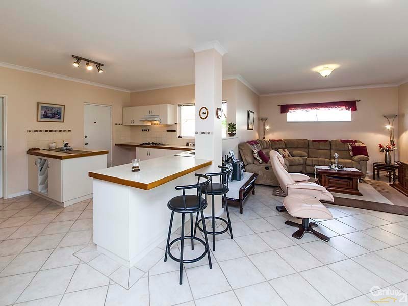 12 Batavia Avenue, Wannanup WA 6210