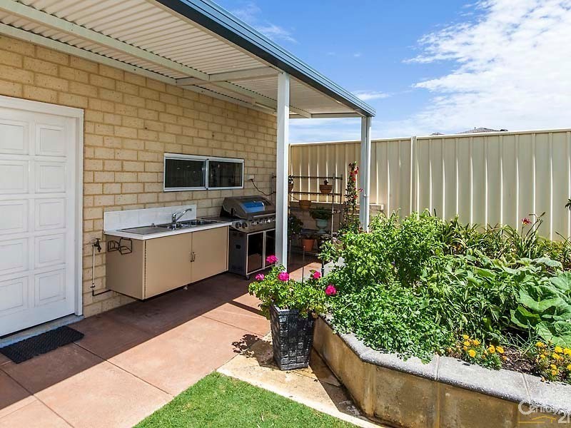 12 Batavia Avenue, Wannanup WA 6210
