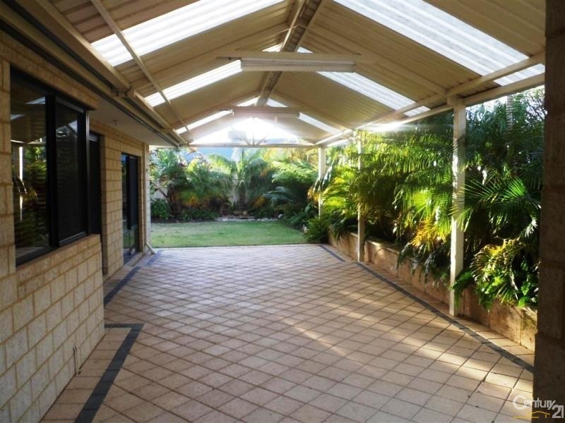 18 Suncrest Meander, Meadow Springs WA 6210