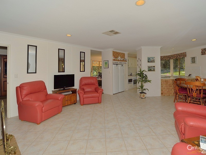 1 Dale Close, Halls Head WA 6210