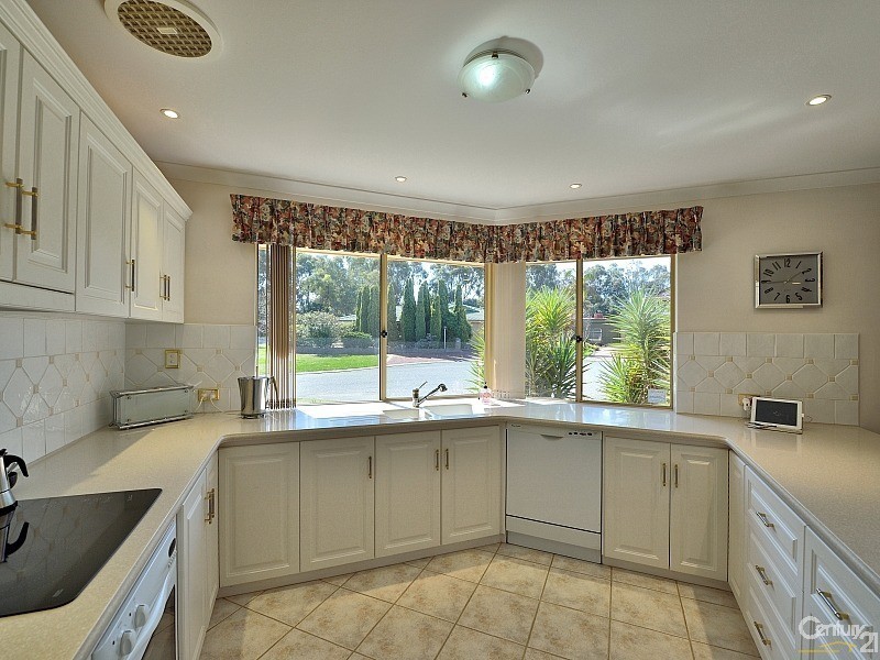 1 Dale Close, Halls Head WA 6210